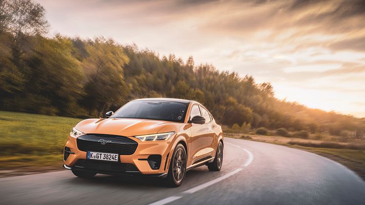 Ford ökar produktionen av Mustang Mach-E och sänker priserna. 