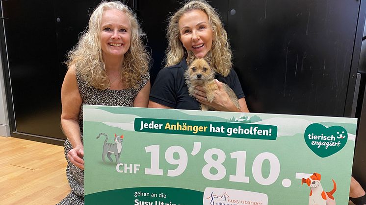 Eveline Stocker (links), Marketing Fressnapf Schweiz, freut sich gemeinsam mit Susy Utzinger (rechts), Geschäftsführerin der gleichnamigen Stiftung, über die Spende von 19'810 Franken die Stiftung.