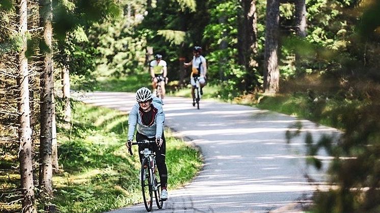 Arijola cyklar runt Skåne för att samla in pengar till AjaBajaCancer