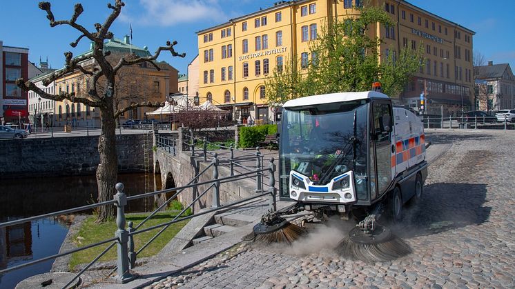 City, cykelbanor och bussleder har högst prioritet och sopas därför först. Foto från förra årets vårsopning. Foto: Örebro kommun