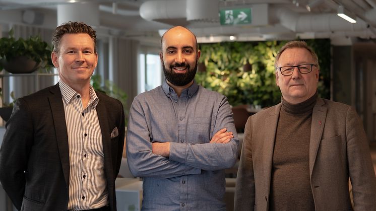 Från vänster: Per Karmteg CIO/CDO på Riksbyggen, Hedi Kurda,vd och grundare av HomeQ och Eric Stuart, chef för Riksbyggens affärsområde Fastighetsförvaltning