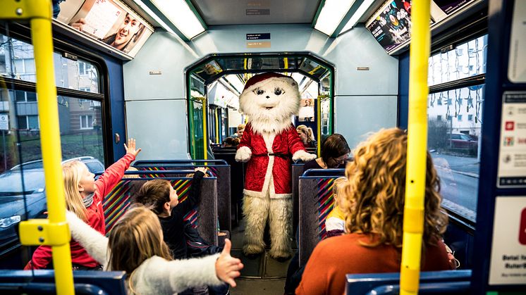 Sporveiens egen maskot, Panto, er alle barns favoritt - også her, ombord på Juletrikken. Foto: Sporveien/Simen Prestaasen