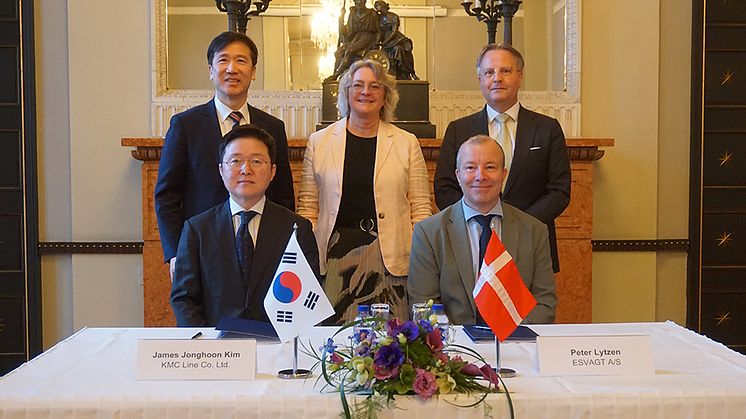 Under overværelse af den koreanske ambassadør i Danmark, Hyong Gil Kim, og den danske ambassadør i Korea, Svend Olling, samt Danske Rederiers adm. direktør Anne H Steffensen har ESVAGT CEO Peter Lytzen og KMC Lines CEO James Jonghoon Kim i København 