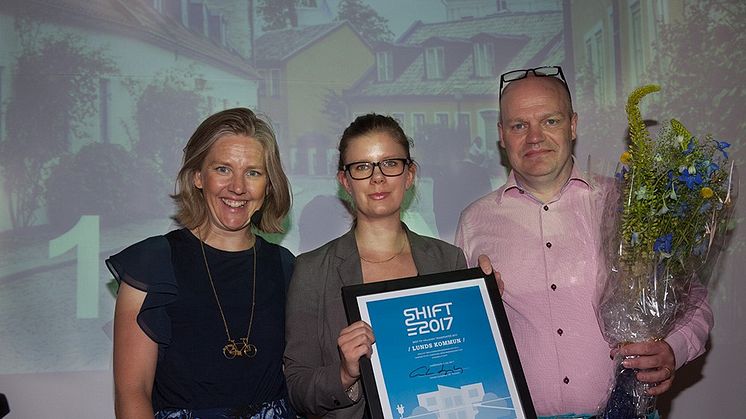 Miljöminister Karolina Skog delar ut pris för SHIFT2017 till Emma Berginger (MP) och Anders Almgren (S), Lunds kommun.