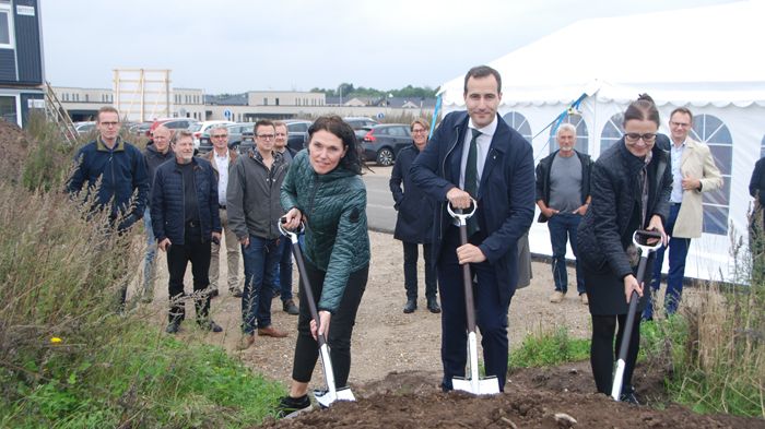 Heidi Lund Sørensen, Dansk Boligbyg, Daniel Hedemann Nielsen, Pædagogernes Pension, og Charlotte Lyrskov, Teknik & Miljø i Horsens Kommune, tager det første spadestik til Brahes Bakke (Foto: Dansk Boligbyg)