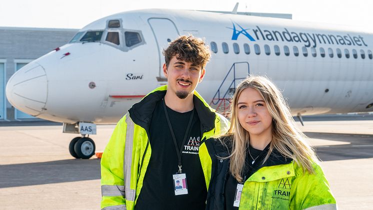 Zeb Kentkuran Glindell och Isabelle Alvarsson går på Arlandagymnasiets flygteknikprogram. Foto: Samuel Stéen