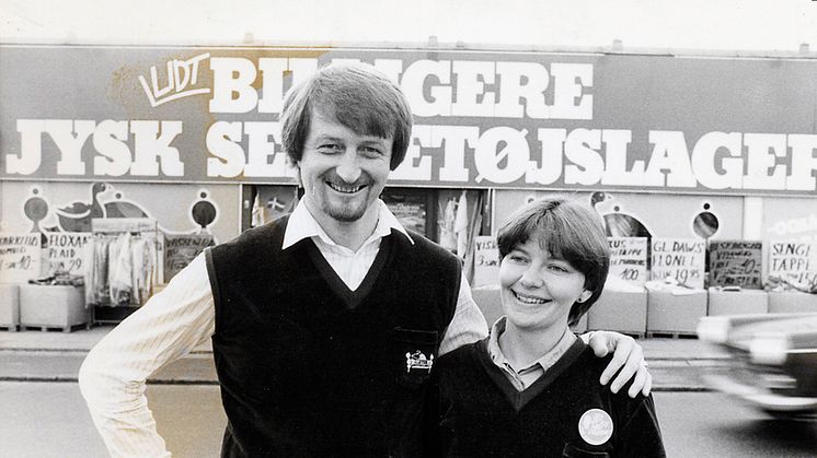 1979 - Lars Larsen e sua moglie Kris, all'esterno del primo negozio JYSK in Danimarca.