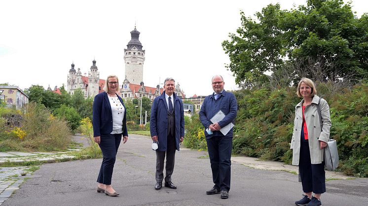 Henrike Claussen, Stephan Barthelmess, Christian Lange und Katja Behr besichtigen das Baufeld für den Neubau des „Forum Recht“ am Wilhelm-Leuschner-Platz - Foto: Martin Klindworth