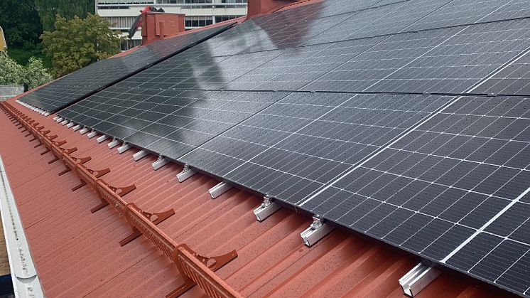 Solcellsanläggning ger Brf Örnsköldsvikshus halva årsanvändningen av el