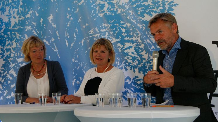 Högskolan Västs rektor Kerstin Norén tillsammans med Skövdes prorektor Lena Mårtensson och Borås rektor Björn Brorström under seminariet i Almedalen.