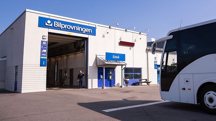 En tung buss på väg in för kontrollbesiktning på Bilprovningens station i Göteborg-Torslanda.  Foto: Bilprovningen