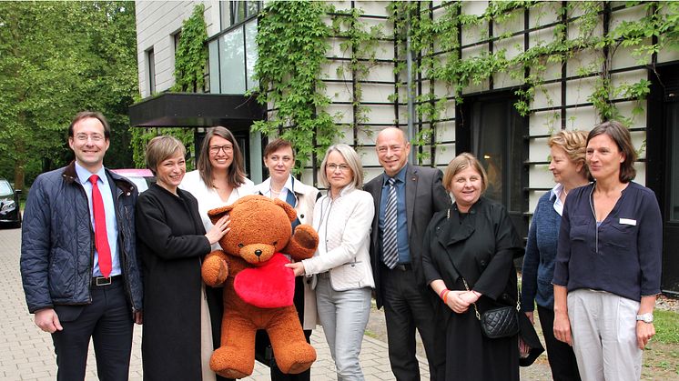 Hubertus Freiherr von Erffa, Maka Chichua, Ulrike Herkner, Dali Chanturia, Sigrid Magnus, Thomas Feist, Nina Kikandze, Ulrike Wesner und Sylvia Heumann vor dem Kinderhospiz