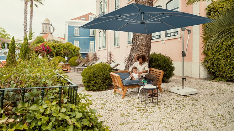 Unter dem Seitenmastschirm Sunwing Casa von Glatz findet sich bequem ausreichend Schattenplatz. 