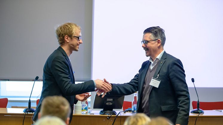 Patrik Danielson, dekan vid Medicinska fakulteten, Umeå universitet, överräcker priset till Erik Renström, dekan vid Medicinska fakulteten, Lunds universitet, för vidare överlämning till pristagaren. Foto: Mattias Pettersson