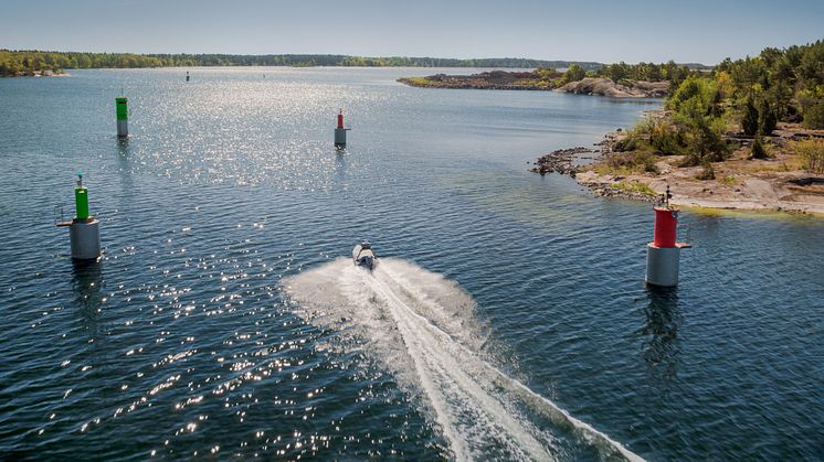 Bild: En autonom farkost söker i vattnet i Västerviks skärgård. Bildkälla: Saab och Combitech. Fotograf: Peter Karlsson