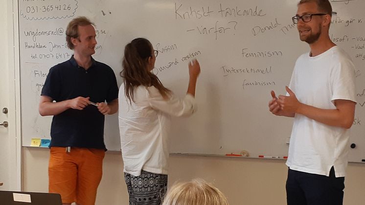 De tre kursledarna i färd med att leda diskussionen för de 16 nyfikna tänkarna. Foto. Yvonne Lind