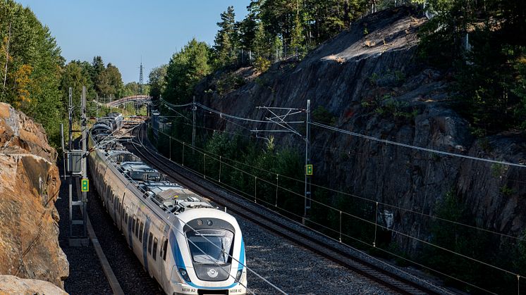 MTR lämnar över ett pendeltåg på frammarsch