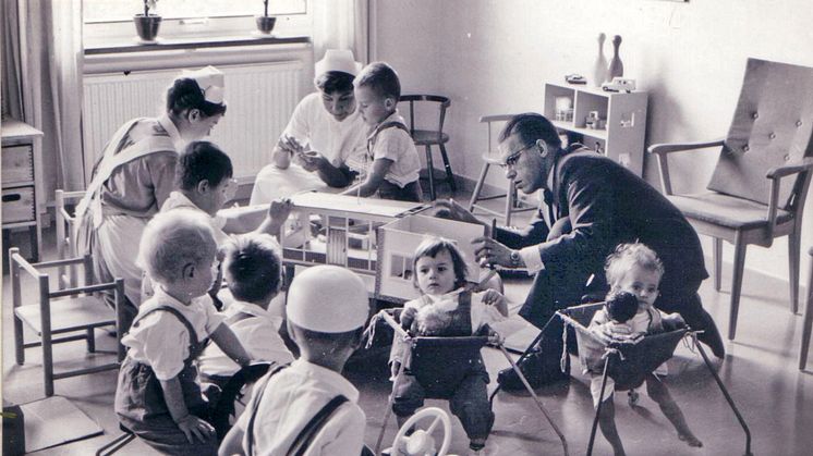 Erik Nilsson bland barn på sjukhus