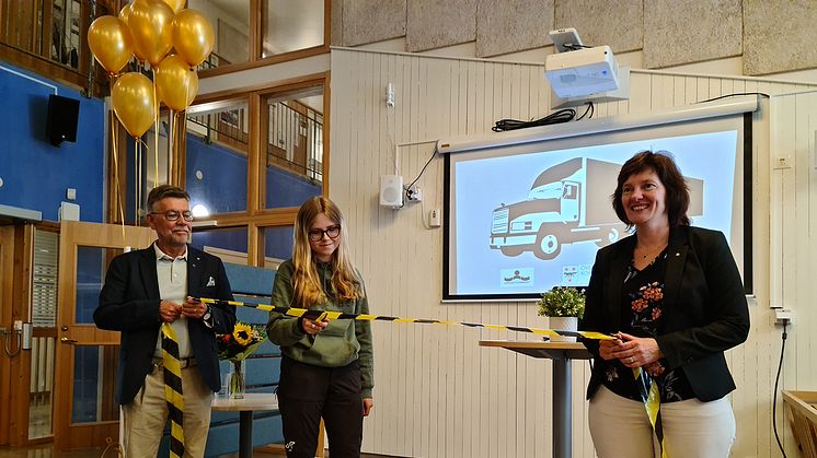 Åk 1  eleven Edith Jauhiainen (i mitten) fick klippa invigningsbandet som symbol för att transportprogrammet nu finns som inriktningsval. I bild Börje Rytiniemi, barn och utbildningsnämndens ordförande och till höger tf. skolchef Katarina Lindberg.