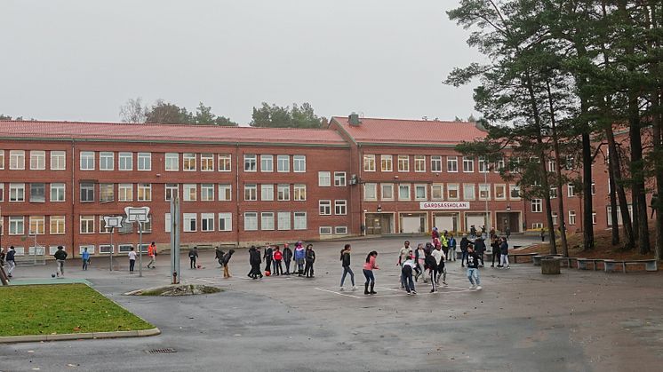 Gärdsåsskolan, med sina gedigna och  robusta byggnader, är en årskurs 4-9 skola som ligger vid Kortedala torg.