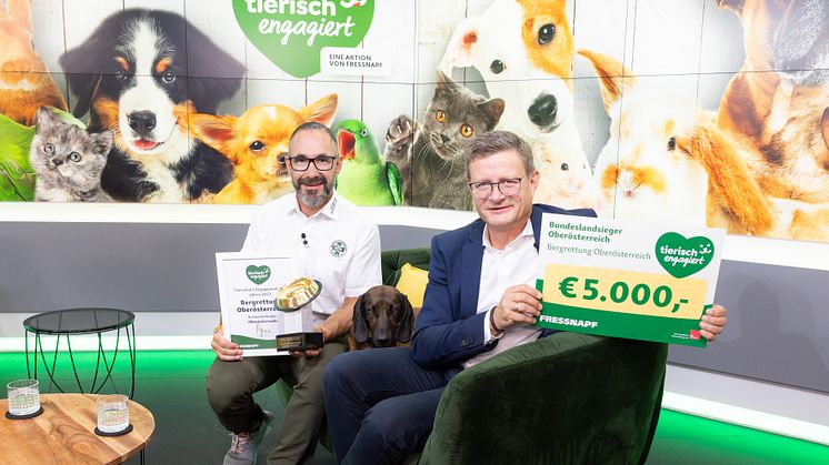 Der Goldene Fressnapf für Tierschutz in Oberösterreich: (v.l.n.r.) Alexander Seemann von der Bergrettung Oberösterreich und Hermann Aigner, Geschäftsführer Fressnapf Österreich. 