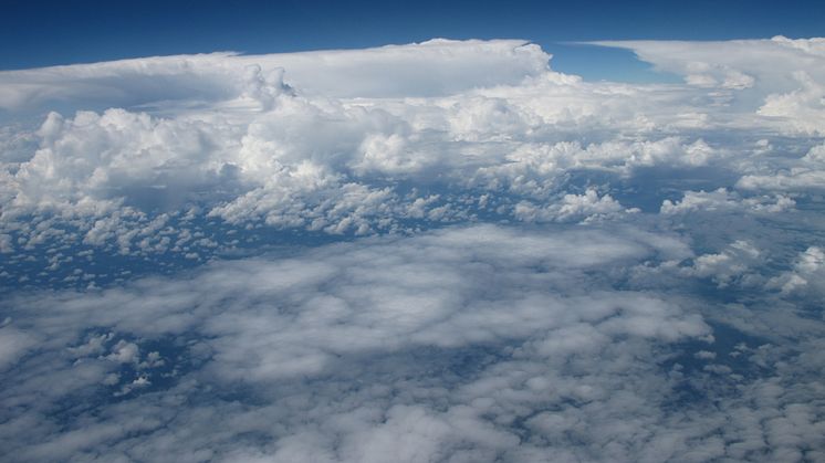 Mellan-troposfäriska moln syns i framkanten av bilden medan djupa konvektiva moln syns i bakgrunden. Foto: Radovan Krejci. 