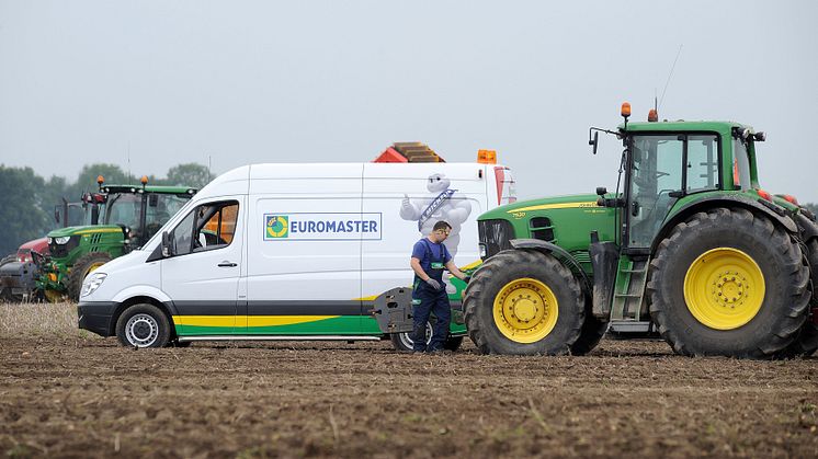 Euromaster tilbyder nu en unik service til deres landbrugskunder. De kan fremover både få breakdownservice her og nu samt bestille service af deres maskiner hjemme hos dem selv.