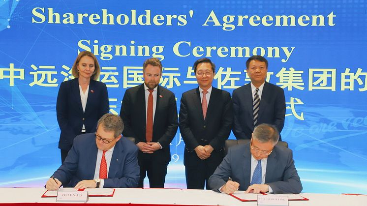 From left to right: Standing: Mrs. Signe Brudeset, Norway's Ambassador to China Mr. Torbjørn Røe Isaksen, Norwegian Minister of Trade and Industry Mr. Xu Lirong, Chairman of China COSCO Shipping Group Mr. Zhu Jianhui, Director and President of COSCO 