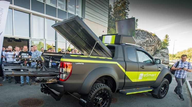 Først i sitt slag: Her er nye Ford Ranger som dronebil!