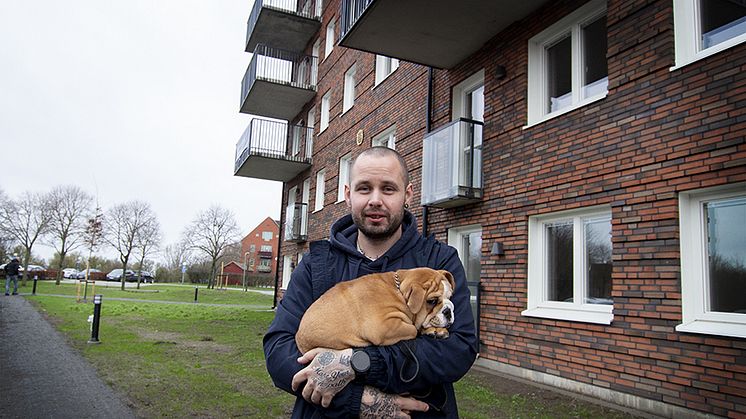 Måns Svenning och valpen Doris hämtade nycklarna till nya bostaden.