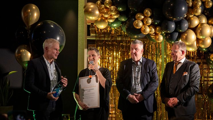 Vinnarna av Årets hållbarhetsinsats Anders och IngMarie Junler tar emot sitt pris.