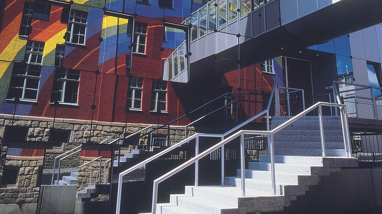 Blick auf die Unternehmenszentrale in Selb mit Regenbogenfassade und Spiegelhaus. 