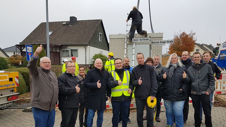 Gruppenfoto: Bürgermeister Jörg Schützeberg (3. von links), Markus Lungwitz, Projektleiter Bau Deutsche Glasfaser (4. von links)