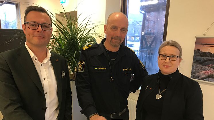 Jonas Bergman, kommunstyrelsens ordförande, Krister Adolfsson, t.f. lokalpolistområdeschef, Krissi Johansson, 2:e vice ordförande i kommunstyrelsen efter undertecknandet av medborgarlöftet för 2020. 