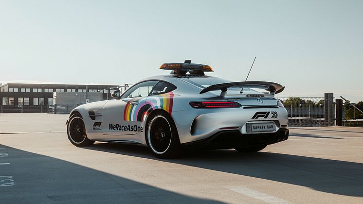 Liksom förra året är det en Mercedes AMG GT R som har rollen som Safety Car i Formel 1. Men i år med en helt ny design med regnbågsdekor och texten ”WeRaceAsOne”.