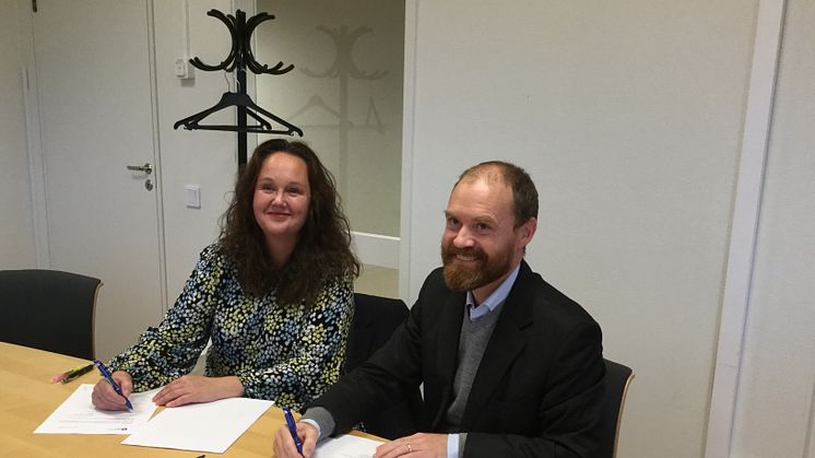 Bitr stadsdelsdirektör Victoria Callenmark och Rädda Barnens Johannes Nilsson undertecknar avtalet.