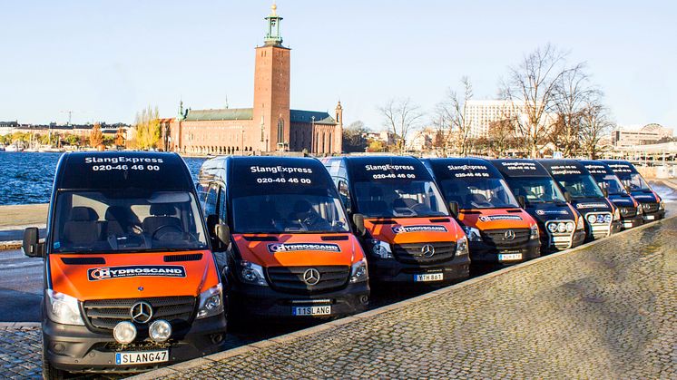 SlangExpress åtta servicebussar i Stockholm samlas för ett uppstartsmöte.