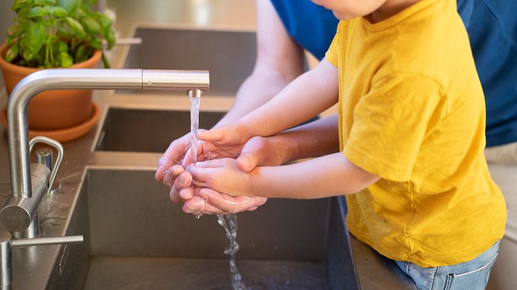 Hände waschen, Kaffee kochen, Wäsche waschen...  alltäglich und doch nicht selbstverständlich. Der Tag der Daseinsvorsorge am 23. Juni bietet alljährlich Anlass, die anspruchsvolle Arbeit für eine sichere Trinkwasserversorgung in den Fokus zu rücken.