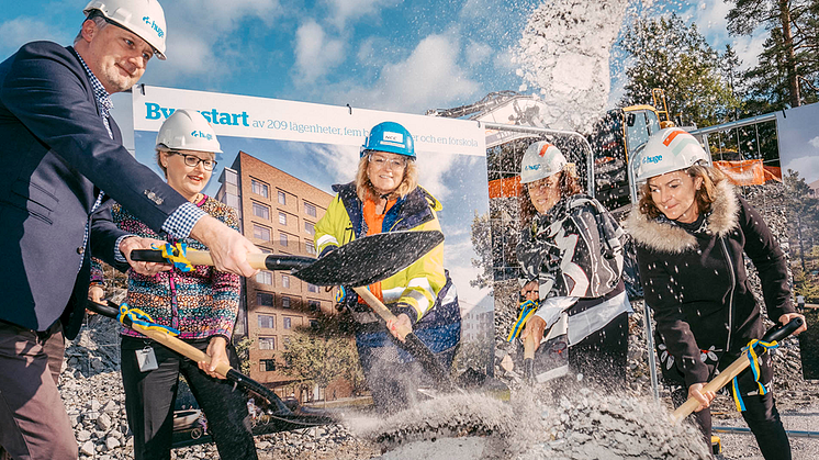 Ett nytt kvarter med Ett helt nytt kvarter, med bland annat 209 lägenheter, ska  byggas i Flemingsberg. Idag skedde det första spadtaget.  Foto: Ola Jacobsen