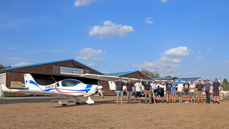 Studierende und Lehrende auf dem Flugplatz Oehna-Zellendorf. Links das Lehr- und Forschungsflugzeug "JULIA" der TH Wildau.