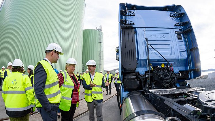 IVECO Brand President Pierre Lahutte med statsminister Erna Solberg ved siden av den nye IVECO Stralis NP 460