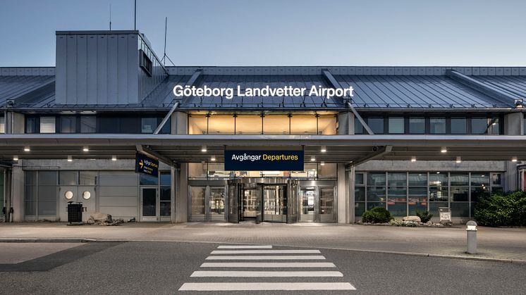 The photograph shows the front of Göteborg Landvetter Airport and the departure entrance. Photo: Kalle Sanner.