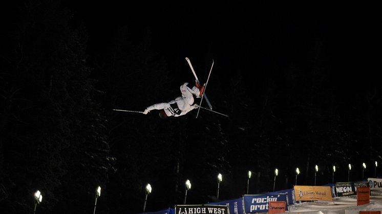 Walter Wallberg under nattens tävlingar. Foto: FIS Freestyle