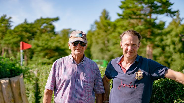 Jan Jönsson, Tävlingsledare för Falsterbo Hunting och Staffan Lidbeck, bandesigner för Falsterbo Huntings nya bana vid ett av de hinder som kommer att ingå i dagens tävling