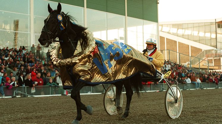 Copiad och Erik Berglöf vann det historiska första loppet på V75 den 30 oktober 1993. Foto Thomas Blomqvist/TR Bild