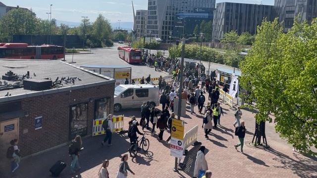 Mandag 22. mai er det ventet betraktelig flere reisende via Helsfyr. Beregn god tid og vurder alternative reiseruter. Foto: Ruter/Frank Bergmann Kilen