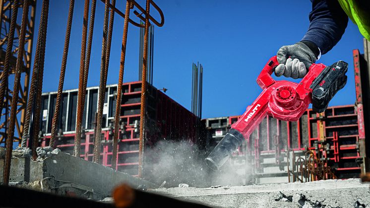 Blåser Hilti NBL 4-22 blåser byggeplassen ren. Drives av Nuron-batterier.