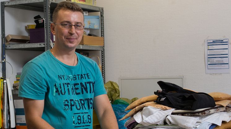 Alexej Kuzneccov sorgt mit seinen Kolleginnen und Kollegen dafür, dass die an die Hephata Diakonie gespendeten Textilien sortiert werden und wenn möglich im Second-Hand-Laden „Fundgrube“ für wenig Geld weiterverkauft werden können.