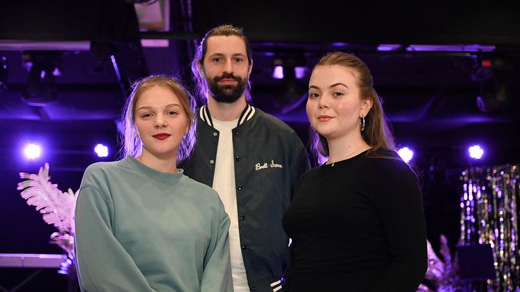 Engla Haas och Mathilde Refsbäck Pontvik arrangerar festivalen med stöttning av Elias Rehnman, fritidsledare på Magasinet.