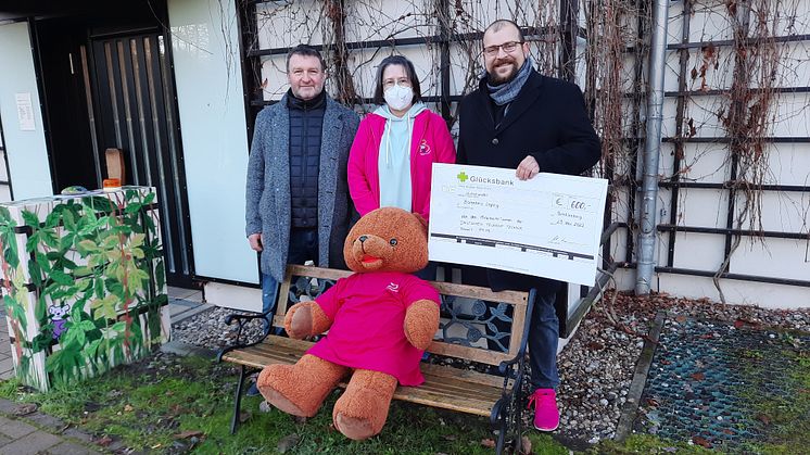 Marcel Saupe, Kerstin Stadler und Marco Hemman mit dem Scheck vorm Kinderhospiz